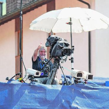 Swiss Open Gstaad 2024 in Bildern - Der Kameramann ist bereit – und freut sich auf das kommende Spiel.
