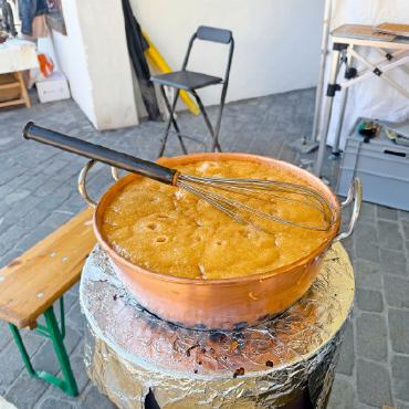 Frühlingsfreude beim Ostermarkt in Saanen - Frisch, frischer, Nidletäfeli! «Auf dem Markt dürfen sie nicht fehlen», meint ein vorbeischauender Besucher.