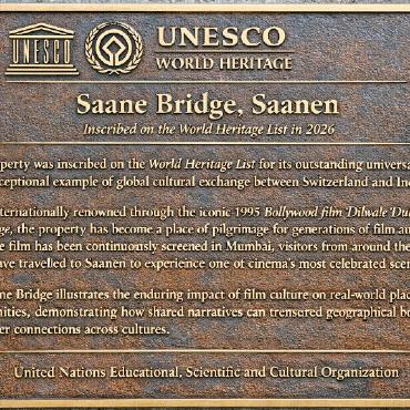Die Saaner Brücke wird Unesco-Weltkulturerbe - Grosse Ehre für die Gemeinde Saanen: Diese Tafel wird morgen in einem kleinen Festakt am Geländer der Saaner Brücke montiert.    FOTO: ZVG