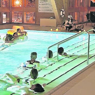 Vollmondevent im Sportzentrum Gstaad - Der Musikgenuss im warmen Wasser. FOTO: ZVG