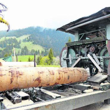 Ein «Ryter» eilt zu Hilfe - Rechts: Mit der Mobilsäge, einem Entrinder und einem kleinen Kran geht er vor Ort und verarbeitet das Holz.