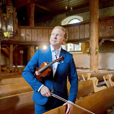 Daniel Hope stellt sein erstes Programm für das Menuhin Festival Gstaad vor - Mit «Familiy matters» blickt Intendant Daniel Hope seinem ersten Festivalsommer mit Freude entgegen.
FOTO: MENUHIN FESTIVAL GSTAAD