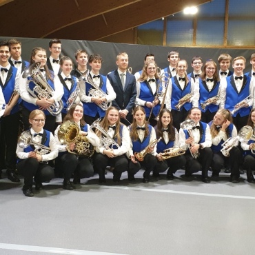 Ein Wochenende für Brass-Band-Liebhaber - Die jungen Musiker strahlen in der neuen Uniform. In der Mitte ihr Dirigent, Joram Bots. FOTOS: LÉONIE MÜLLER & MARCO FRANZ
