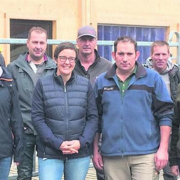 Einweihung neue Photovoltaikanlage der Elektrizitätsgenossenschaft Gsteig - Der Vorstand der EGG zusammen mit Urs und Karin von Siebenthal und Mitarbeitern der am Bau beteiligten Firmen.