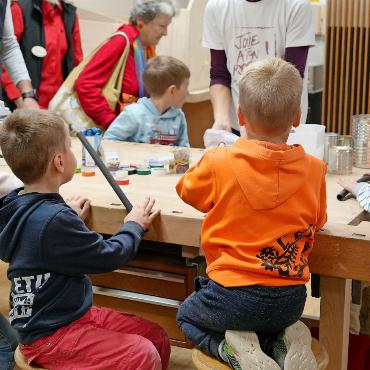 «Ich hätte mir keinen besseren Auftakt wünschen können!» - Die Kinder hören Alexandra Tundo fleissig zu und bauen ihr eigenes Instrument.