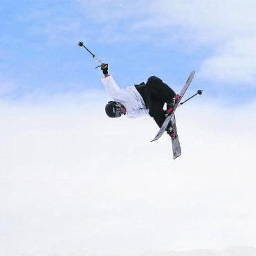 Björn Brand ist Schweizer «Schneesportkönig» - Till Matti im Big Air kopfüber und mit der Hand am Ski für mehr Stylepunkte.