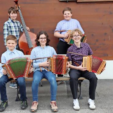 Zweiter Abesitz mit Pilzexperte Bert Inäbnit - Am zweiten Abesitz spielt das Schwyzerörgeliquartett «Chällermusig». FOTO: ZVG