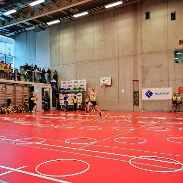 Saaner Athletinnen am Kantonalfinal UBS Kids Cup Team - U14 Sprung: Das U14-Team beim Sprungwettkampf.