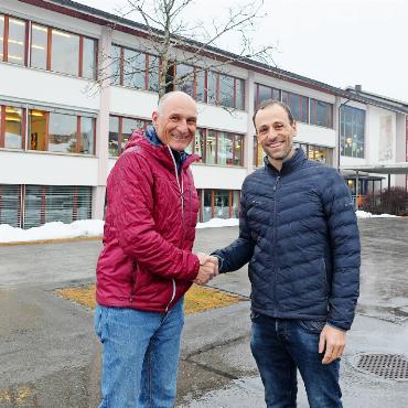 Neuer Schulleiter für die Schulen in der Gemeinde Saanen - Philippe Marmet (links), Gemeinderat und Präsident der Bildungskommission der GemeindeSaanen, und Michel Zysset, kommender Hauptschulleiter, vor dem Oberstufenzentrum Ebnit in Gstaad.   FOTOS:
JONATHAN SCHOPFER