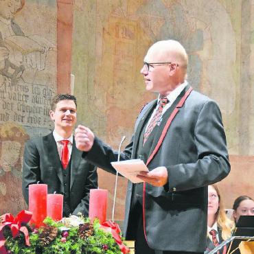 Jedem sein eigenes Bild - Mit viel Witz führte Louis Lanz durch das Programm. Links Dirigent Sandro Frautschi.