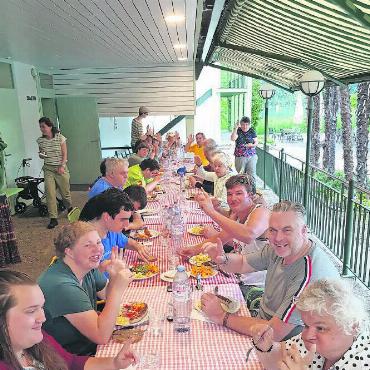 Ferien im Tessin machen Spass - Gemütliches Mittagessen.