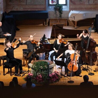 Sol Gabetta auf den Spuren von Lisa Cristiani - Vollster Einsatz der Streicherinnen und Streicher. (Foto: Raphael Faux)