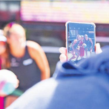 Das Swatch Beach Pro Gstaad - ein Beachvolleyballfest - Ein Erinnerungsfoto mit den beiden Berner Oberländer Nachwuchsstars Leona Kernen und Annique Mira Niederhauser.