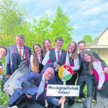 Tagessieg für die Musikgesellschaft Gstaad am Bernischen Kantonal-Musikfest - Freuen sich über ihren Erfolg: Mitglieder der MG Gstaad.