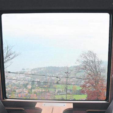 Von Interlaken nach Gstaad ohne Umsteigen: der Testbericht - Blick auf den Léman durch ein Fenster der zweiten Klasse.