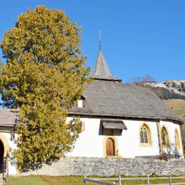 «Wir sind froh, ist er da» - Wolkenloser Himmel über der Kirche in Lauenen. Finanziell steht die Kirchgemeinde auf gesunden Füssen, die seelsorgerischen Aufgaben sind bis auf Weiteres gewährleistet und dank viel Engagement von den Mitgliedern des Kirchgemeinderats sowie einem Team aus vielen – freiwilligen – Helferinnen und Helfern auch die weiteren Aufgaben einer Kirchgemeinde.