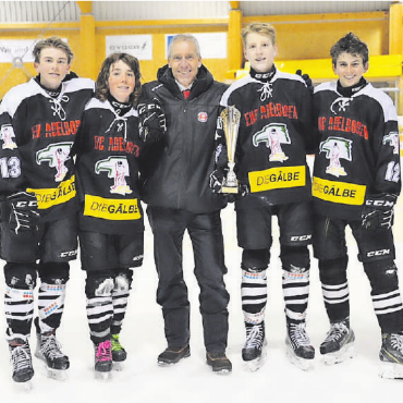 Die Eishockeyfamilie feierte den Abschluss einer tollen Saison - Sie freuen sich über den U15-A-Meistertitel mit dem EHC Adelboden: Trainer Christian Reuteler (Mitte) mit (v.l.) Lyonel Moosmann, Livio Reuteler, Niklas Zeller und Tim Krebs. FOTO: RACHEL JOSI