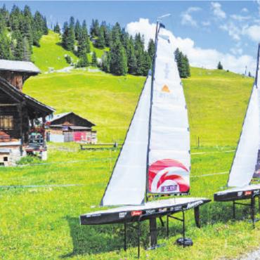 Golf und Yachting bei Sommerwetter und mit Sportbegeisterung - Modellboote auf dem Hornberg – bereit zum Segeln.