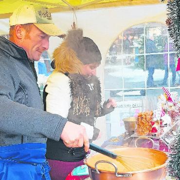 Stimmungsvoller Weihnachtsmarkt in Saanen - Madame et Monsieur Yersin aus Rougemont kreierten «Nideltäfeli» nach einem alten Rezept von Madame Yersin-Hofer. Der Duft von Caramel dominierte die Umgebung, lockte Schleckmäuler an und hielt bei gefühlten acht Grad minus die Bienen fern.