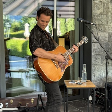 Bastian Baker – gefühlvolle Musik hautnah - Bastian Baker begeisterte sein Publikum mit einem wunderbaren, intimen Konzert auf der Sonnenterrasse des The Alpina. (FOTO: TINA DOSOT)