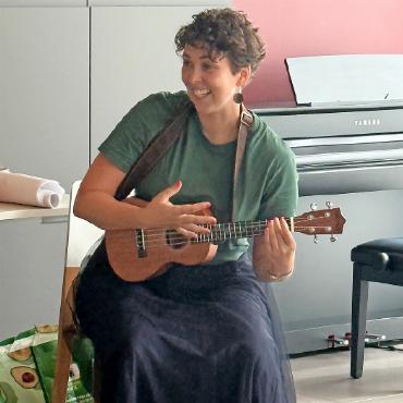Discovery – für Menschen mit und ohne Behinderung - Lana Zickgraf unterstütz die Performance mit unterschiedlichen Instrumenten.