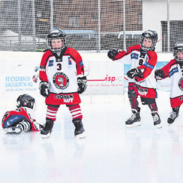 Die Eishockeyfamilie feierte den Abschluss einer tollen Saison - Wenn auch teils noch etwas wacklig auf den Schlittschuhen: Auch die Jüngsten liefen Runden für ihren Eishockeyclub.