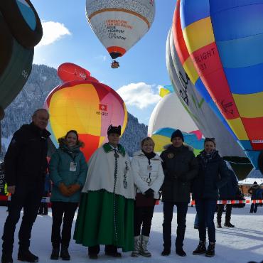 Heissluftballons gegen den Wind