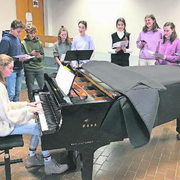 Gymermusik – Cover und Karaoke - Eine Klasse bei der Vorbereitung. FOTO: ZVG