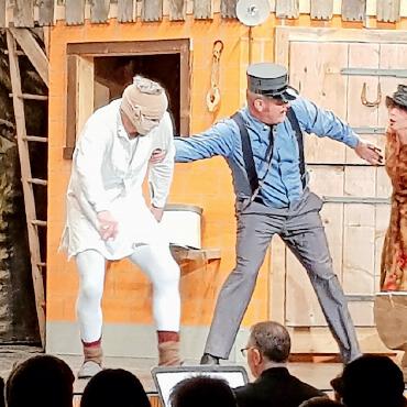 Klangvoller Jodelgesang und brillant gespieltes Theater des Jodlerklubs Gsteig - «Poliziinspäkter» Beiner (Stefan Walker) versucht, die Streithähne Chnopfloch-Heiri (Herbert Walker) und seine Frau Lisi (Andrea Kohli) zu trennen.