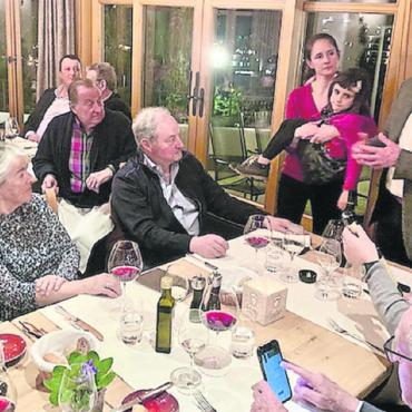 GV mit Gourmeterlebnis sowie ausführlichen Kommentaren und Geschichten zu den köstlichen Tropfen - Gespannt der Familie Paccot zuhörende Weinfreunde im Restaurant La Bagatelle. FOTOS: FRANZ ROSSKOGLER