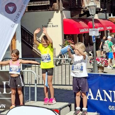 110 Kinder am Kids Run 2025 - Podest Mädchen U8: 1. Perreten Enya, 2. Moreau Giulia, 3. Ramsey Theodora.