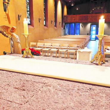 Der heilige Josef: der Zimmermann von Nazareth, ein Genfer Abbé und das rätselhafte Schächtelchen - Der 1943 geborene Obwaldner Bildhauer Kurt Sigrist gestaltete 2010 den neuen Hauptaltar der Sankt-Josef-Kirche aus rotem Vulkangestein. Er ist einem unbekannten Heiligen geweiht, unter dem eingeritzten Weihkreuz (links unten) ist eine entsprechende Reliquie eingebaut.