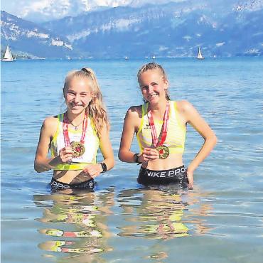 Erfolgreiche Leichtathletinnen und -athleten an den Kantonal- und Regionalmeisterschaften - Ina Kim Schneeberger und Luana Rentschler bei einer verdienten Abkühlung im Thunersee.