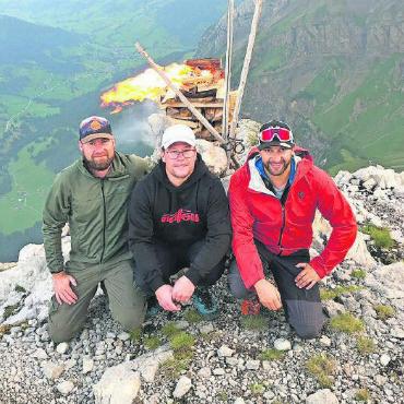 Alles Gute zum Geburtstag, liebe Schweiz! - Diese Dreier-Gruppe wanderte auf das Nägelihorn (rechts) und zündete das Höhenfeuer feierlich an. FOTOS: ZVG