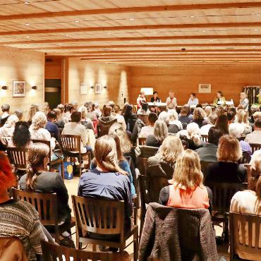 Ein Anlass in einer Bierbrauerei zur Vernetzung von Frauen mit politischen Interessen - Aufmerksam verfolgen die 110 Besucherinnen die Podiumsgespräche «Schlüsselmomente auf meinem Weg …»