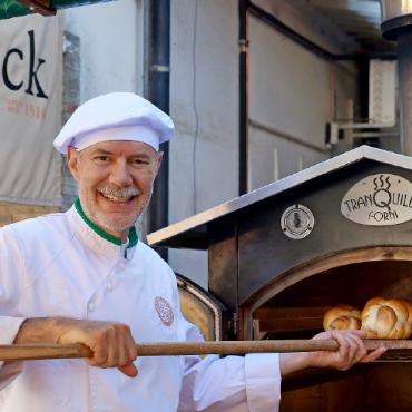 Zehn Jahre Züglete: Gstaad feiert Tradition mit Herz - Frisches Brot direkt aus dem Ofen. FOTO: PAULA MITTAG