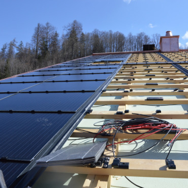 Energie von oben - Während der Konstruktion: Hier entsteht auf dem Dach eines Gstaader Hauses eine Photovoltaikanlage. (Foto: AvS)
