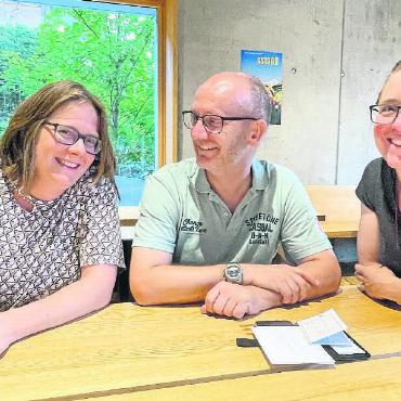 Eine Woche nichts organisieren - Sie geniessen die Ferienwoche in der Jugendherberge Saanen: Sandra Brechbühl, Othmar Breiten moser und Vera Briner. FOTO: ANITA MOSER