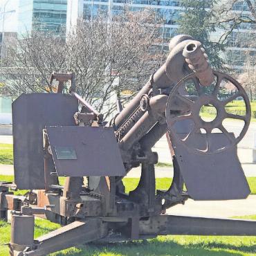 Gewalt in der Johannesoffenbarung – vom Umgang mit einem «unbequemen Freund» - Mahnmal in der Nähe des Palais des Nations in Genf. FOTO: PETER KLOPFENSTEIN