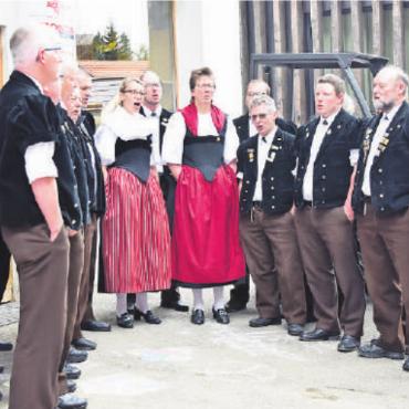 Betriebsübergabe und Firmenjubiläum - Für die musikalische Umrahmung sorgte der Jodlerklub «Gruss vom Wasserngrat». FOTOS: ANITA MOSER