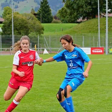 FC Sarina schiesst sich zum Sieg - Eine Spielerin des FC Sarina im Zweikampf mit einer Gegnerin des FC Chiesetau.