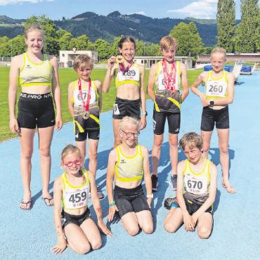 Erfolgreiche Leichtathletinnen und -athleten an den Kantonal- und Regionalmeisterschaften - Hinten v.l. Noelia Annen, Luca und Leonie Steffen, Yanis und Danja Reichenbach; vorne v.l. Aylea Reichenbach, Zoe Bach und Cyrill Steffen. FOTOS: ZVG