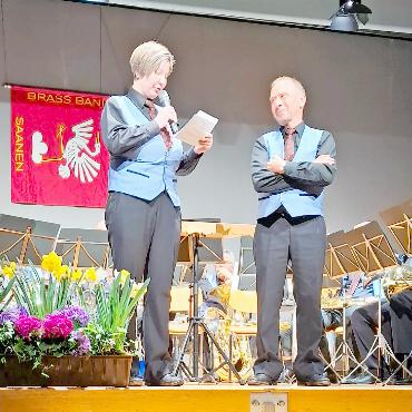 Seit 20 Jahren an der Spitze der BBHS - Präsidentin Sandra Jost ehrt Heinz Frautschi zum Musikveteranen.
