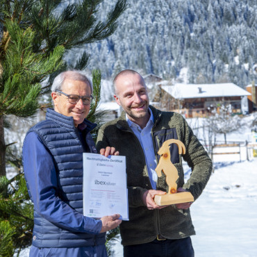 Ein Steinbock für das Hotel Alpenland - Roland Zegg und Michael Ming bei der Zertifikatsübergabe.