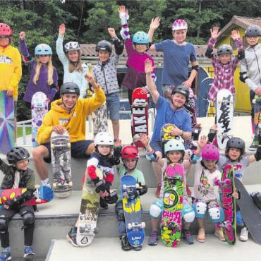 Entdecke den Skatesport für dich … - Grundtechniken des Skateboardens lernen und die Zeit mit den anderen Kids geniessen. FOTO: ZVG