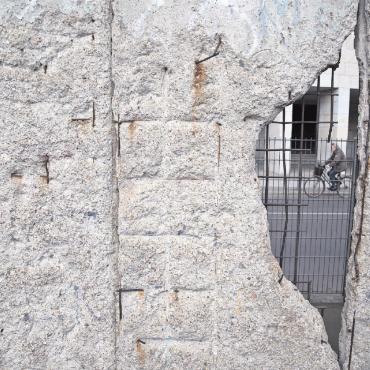 Der Geist Gottes führt uns nach Düsseldorf - Im Jahr 1989 brachten Menschen die Mauer der Lüge in Berlin zu Fall. Wo früher eine dunkle Wand war, öffneten sich plötzlich Türen, die ins Offene führten. FOTO: ADOBE STOCK, JOSEPH MANIQUET