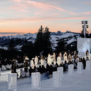 Wenn Gstaad zur Bühne internationaler Marken wird - Das Finale vor der eindrucksvollen Bergkulisse der Destination.   FOTO: GUESS