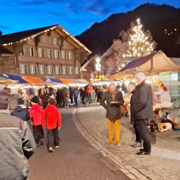 Saaner Weihnachtsmarkt - Morgen Samstag, 21. Dezember findet der Saaner Weihnachtsmarkt statt. FOTO: UELI MÜLLER