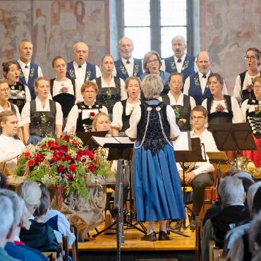 Behütet sein in Gottes Gegenwart - Die Sängerinnen und Sänger beeindruckten das Publikum nicht nur mit ihren starken Stimmen, auch ihre schmucken Trachtenkleider trugen zur feierlichen Stimmung bei. FOTOS: RAPHAEL FAUX/GSTAADPHOTOGRAPHY.COM