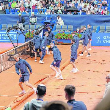 Swiss Open Gstaad 2024 in Bildern - Regenpause im Final: Die schnelle Reaktion der Staffmitarbeitenden erhielt grossen Applaus.